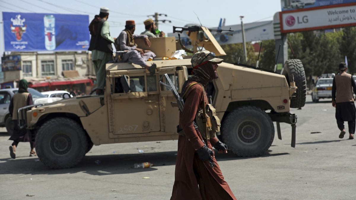 Tálibové stříleli na protestující Afghánce s vlajkami. Kvůli sochám také zapálili zábavní park